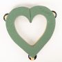 Ökodur Massa floreale auto cuore ELLARIA, decorazione per matrimoni, con ventosa, base in legno naturale, verde, 45x48x5 cm