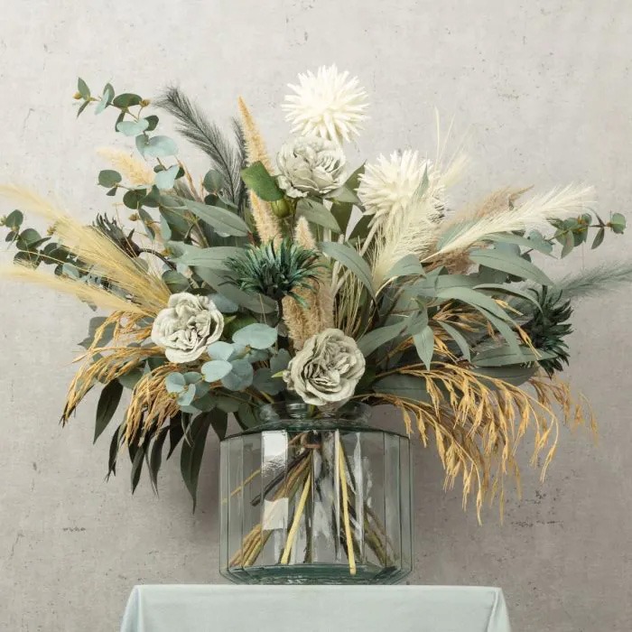 Decorazioni con fiori artificiali in vasi