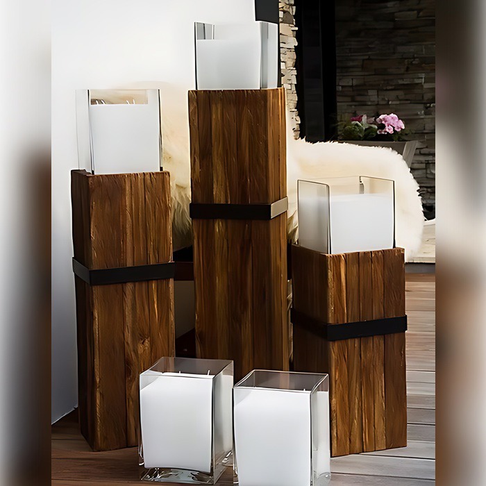 Colonna in legno con candela