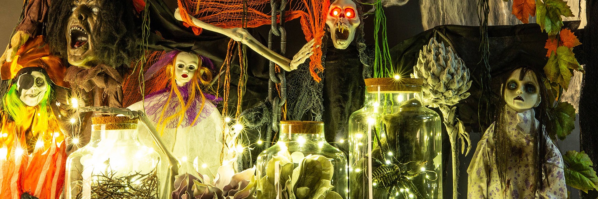 Divertimento spaventoso con decorazioni horror