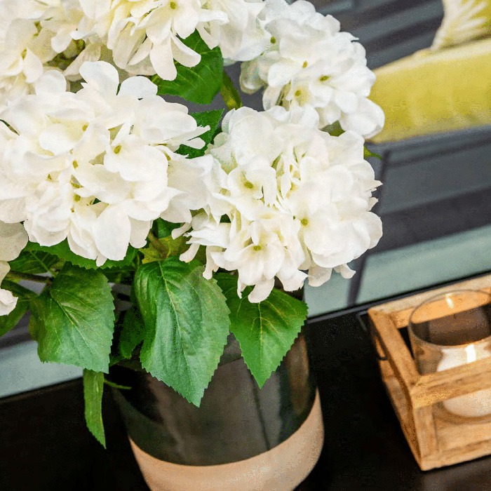 Decorazione centrotavola con ortensie