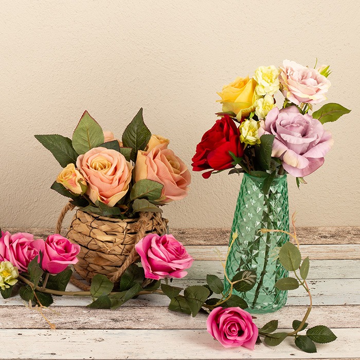 Decorazione della tavola con rose