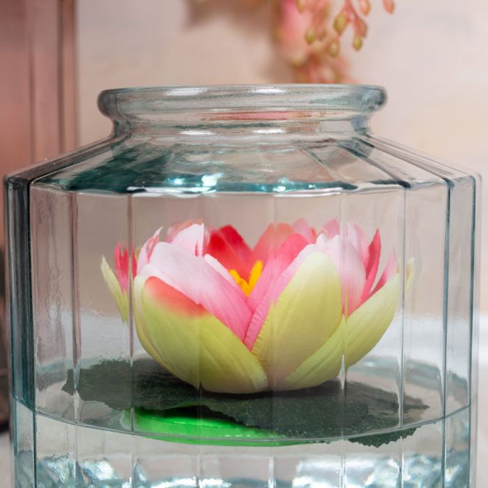 Fiori, foglie e decorazioni da spargere